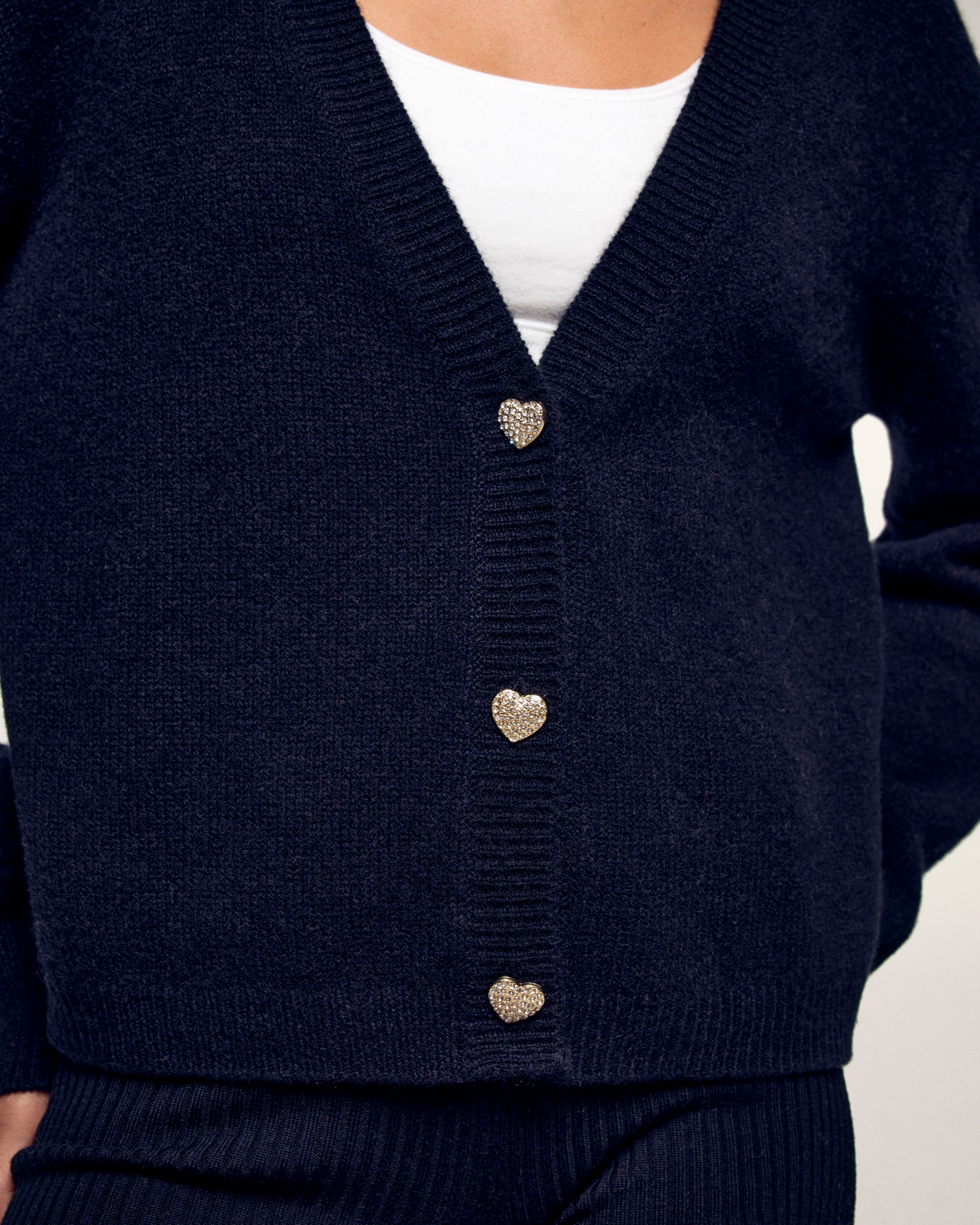 Heart Button Cardigan (S26/ FEMME/ Noir)