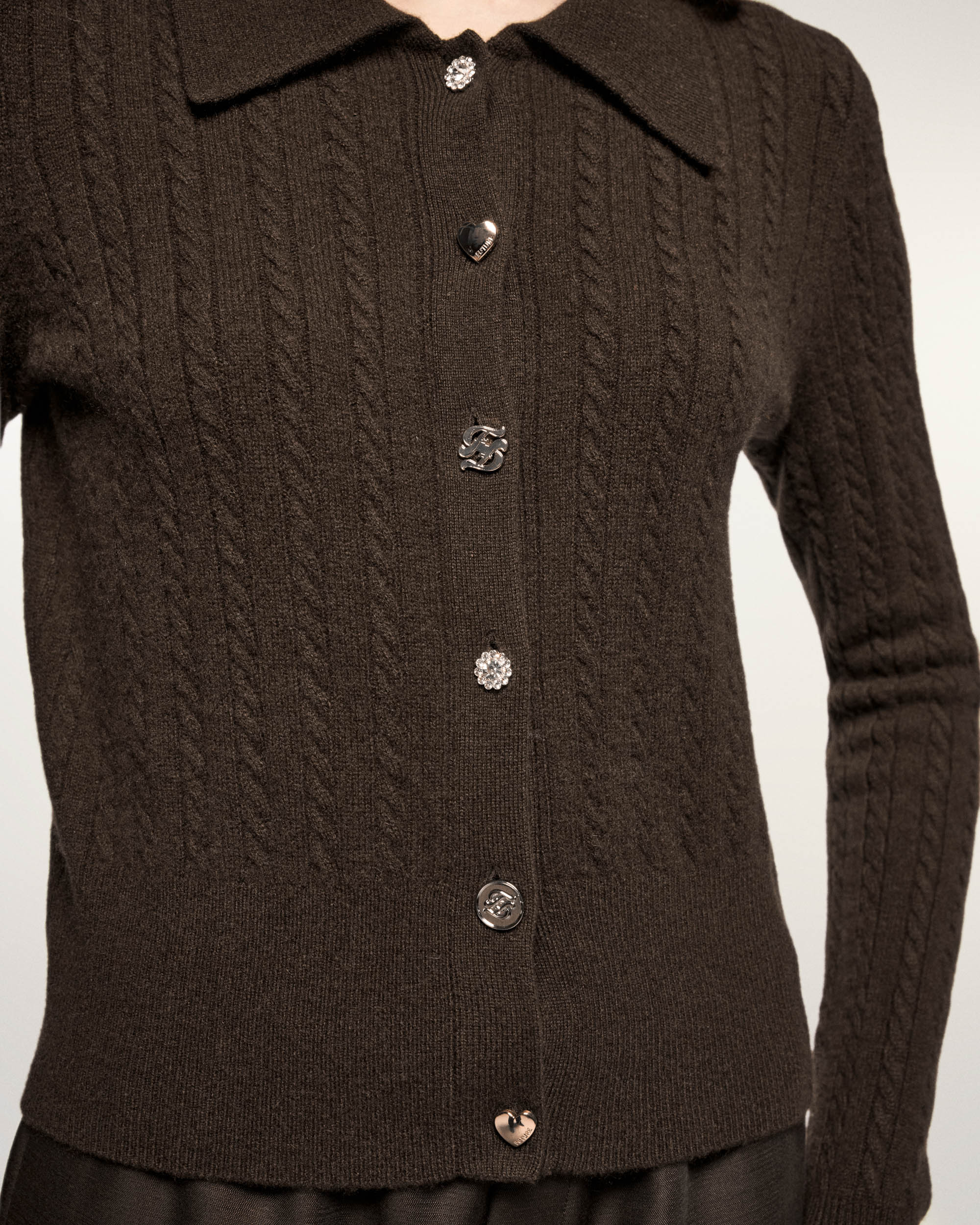 Fine Cable Knit Cardigan Novelty Buttons (S26/ FEMME/ Chocolat)