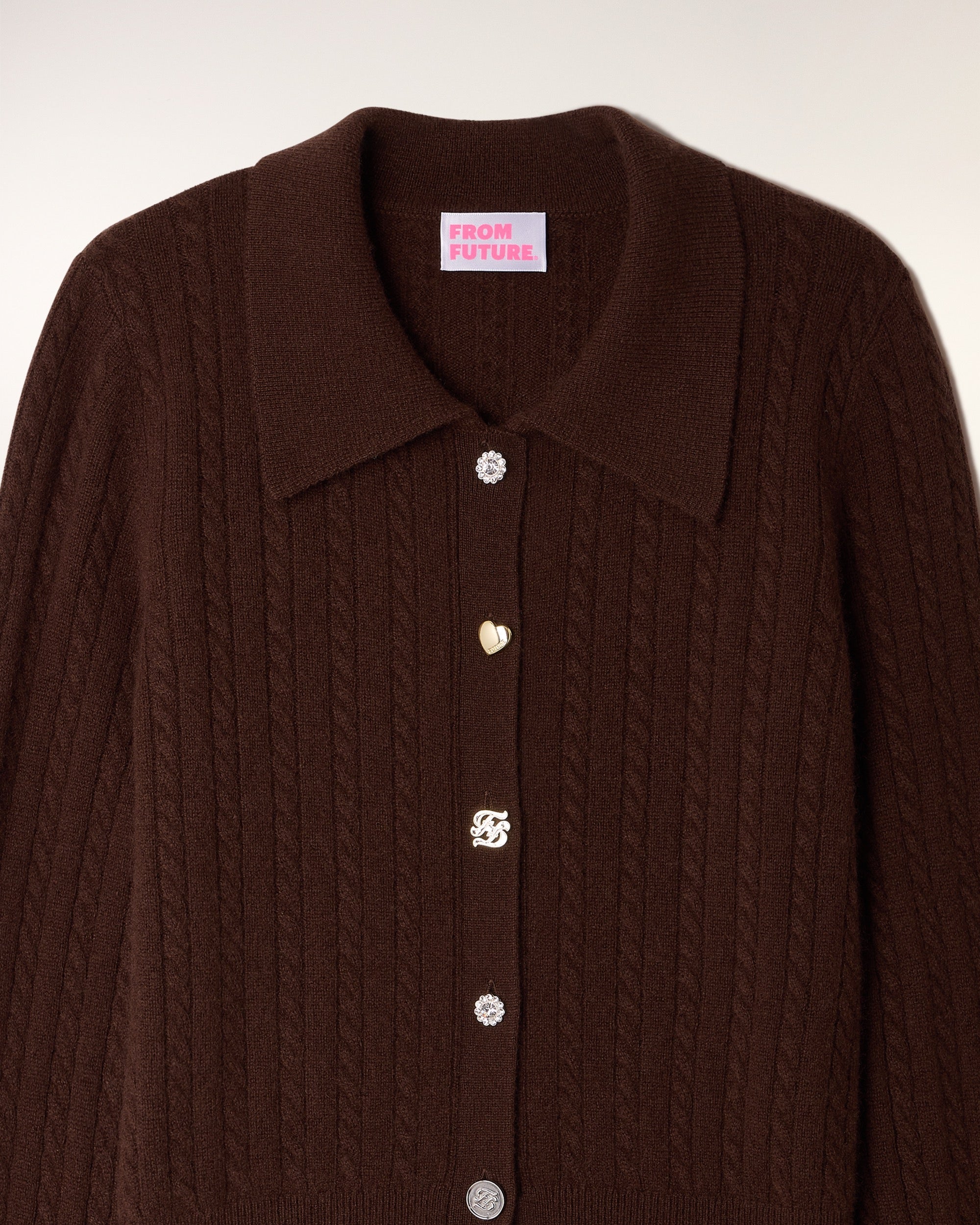 Fine Cable Knit Cardigan Novelty Buttons (S26/ FEMME/ Chocolat)