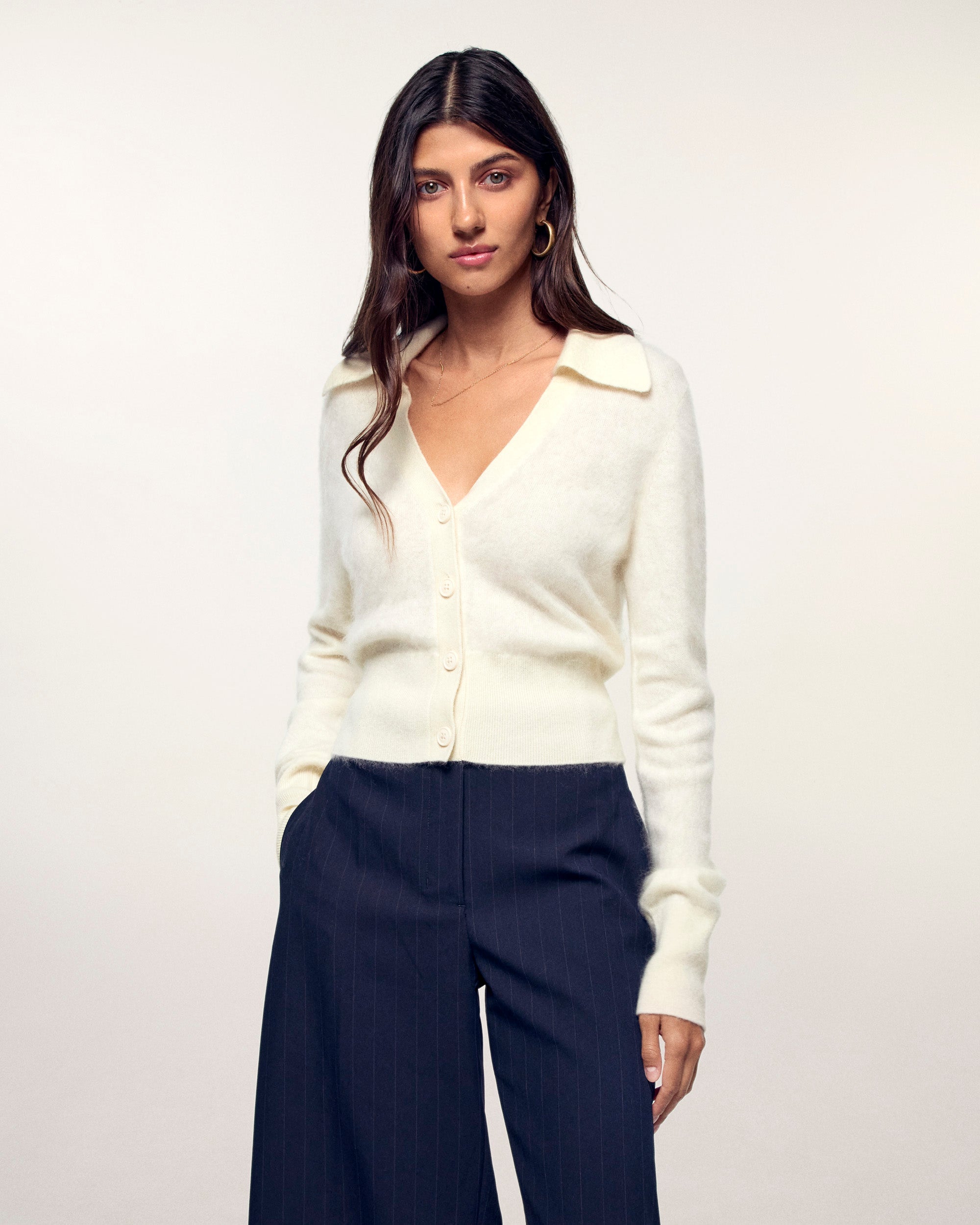 Brushed Cashmere Ribbed Cardigan with Embroidered Logo (S26 / FEMME / Ecru)