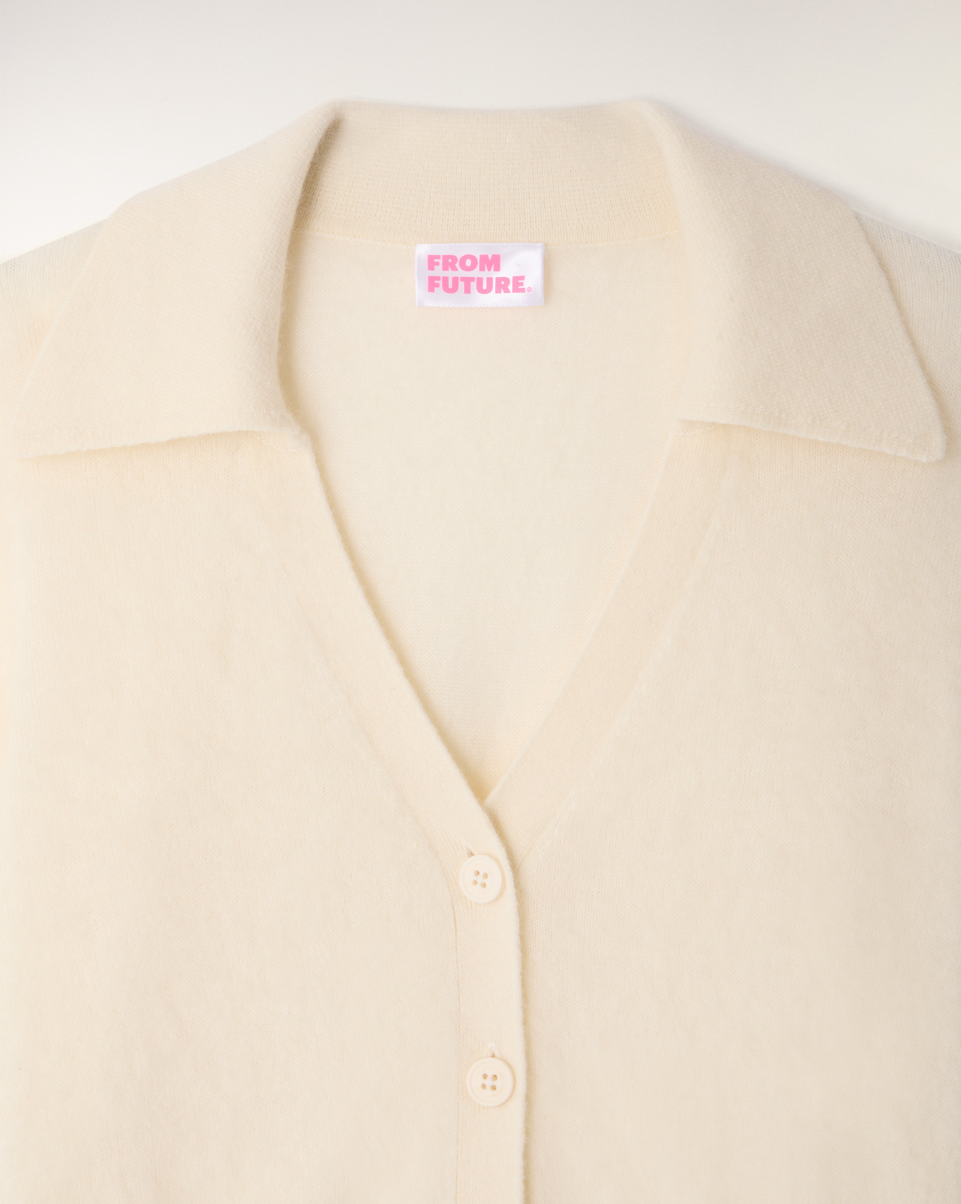 Brushed Cashmere Ribbed Cardigan with Embroidered Logo (S26 / FEMME / Ecru)