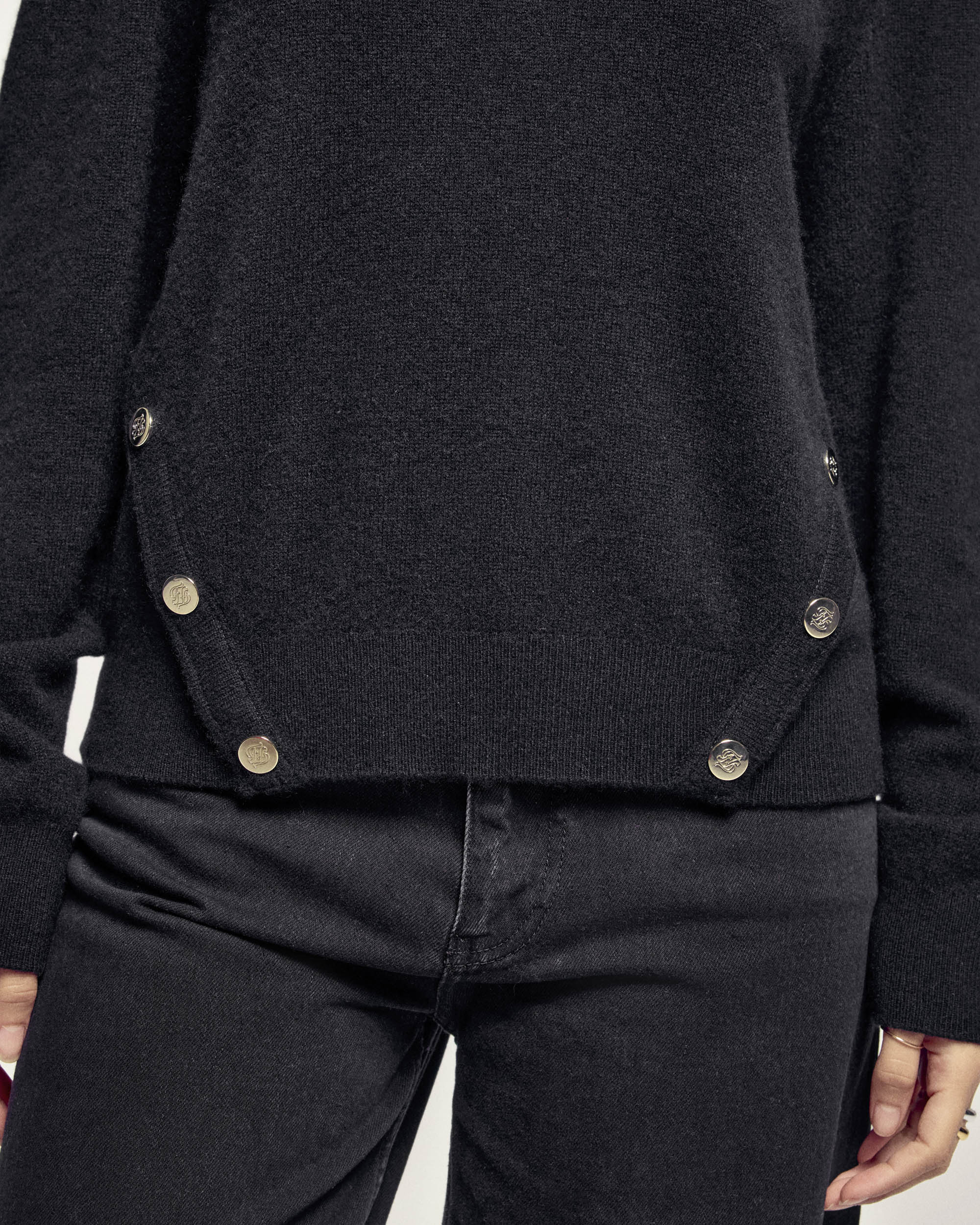 Gold Button Crewneck Sweater (S26/ FEMME/ Noir)