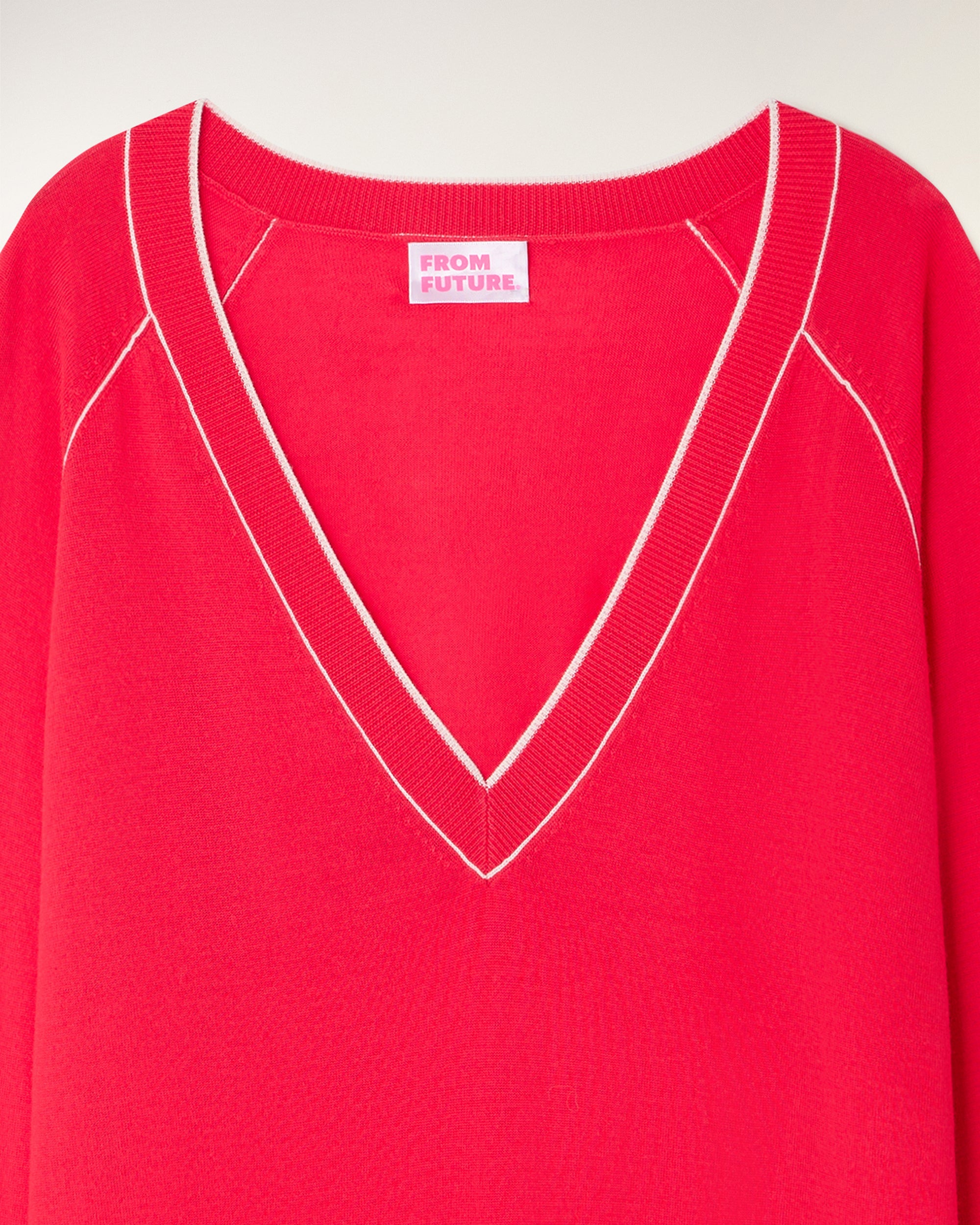 Contrasting Trim V-neck Sweater (S26 / FEMME / Love Coral / RWS)