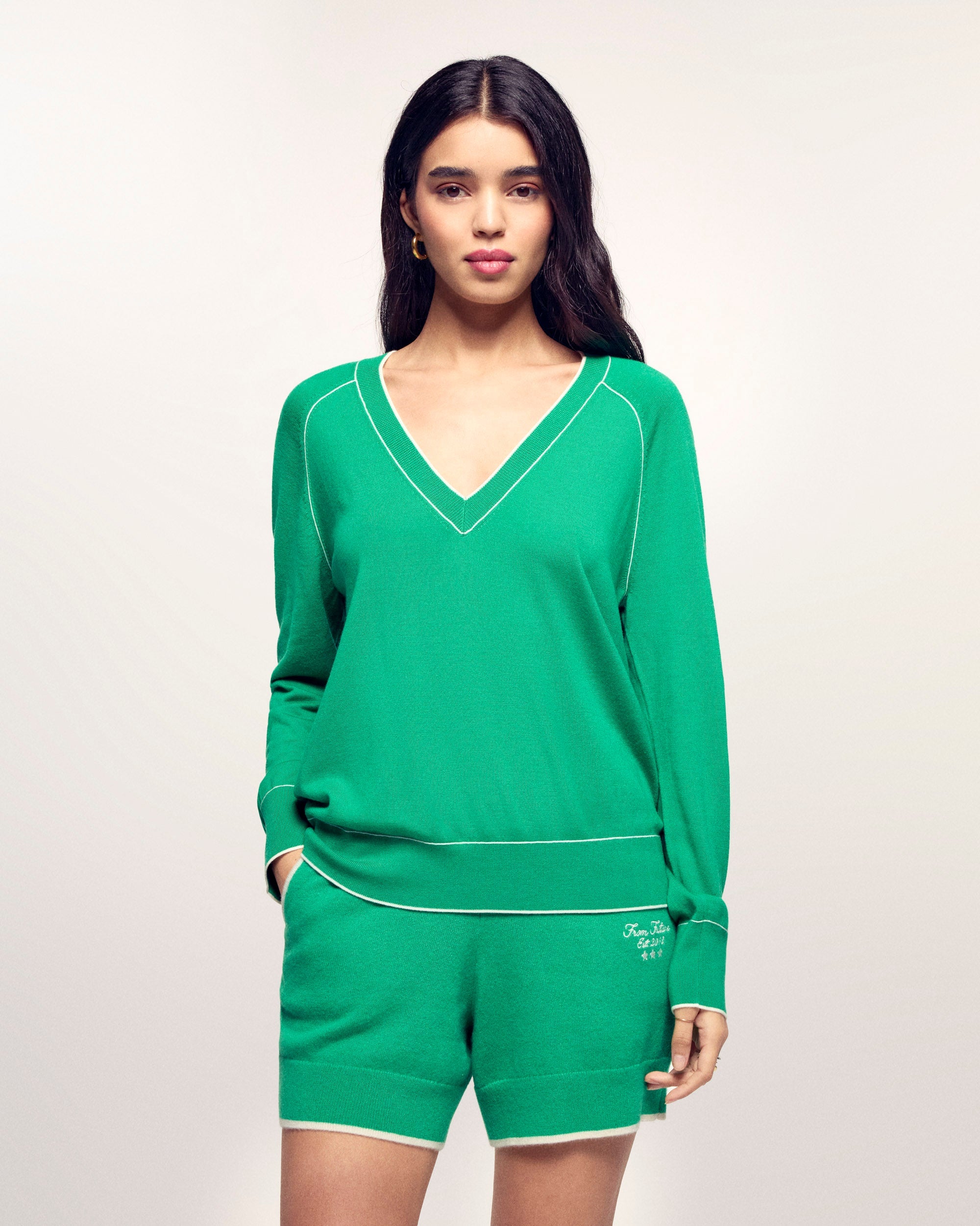 Contrasting Trim V-neck Sweater (S26 / FEMME / Infinity Green / RWS)
