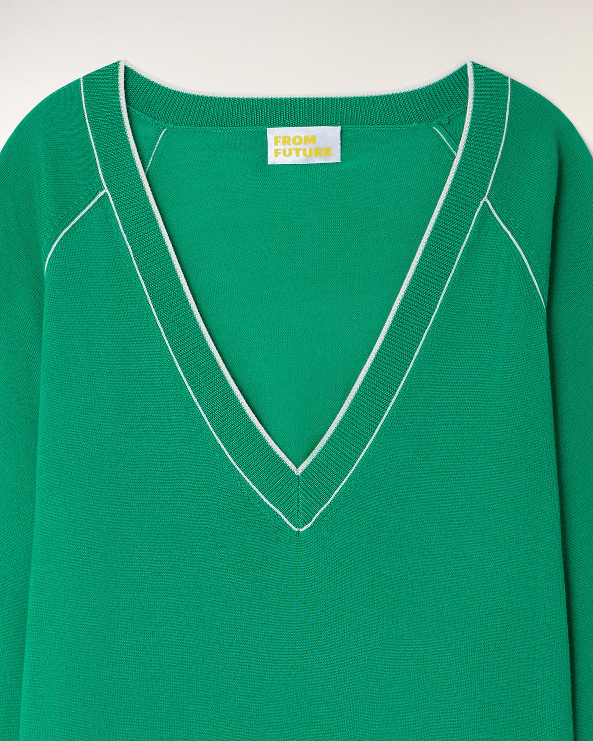 Contrasting Trim V-neck Sweater (S26 / FEMME / Infinity Green / RWS)