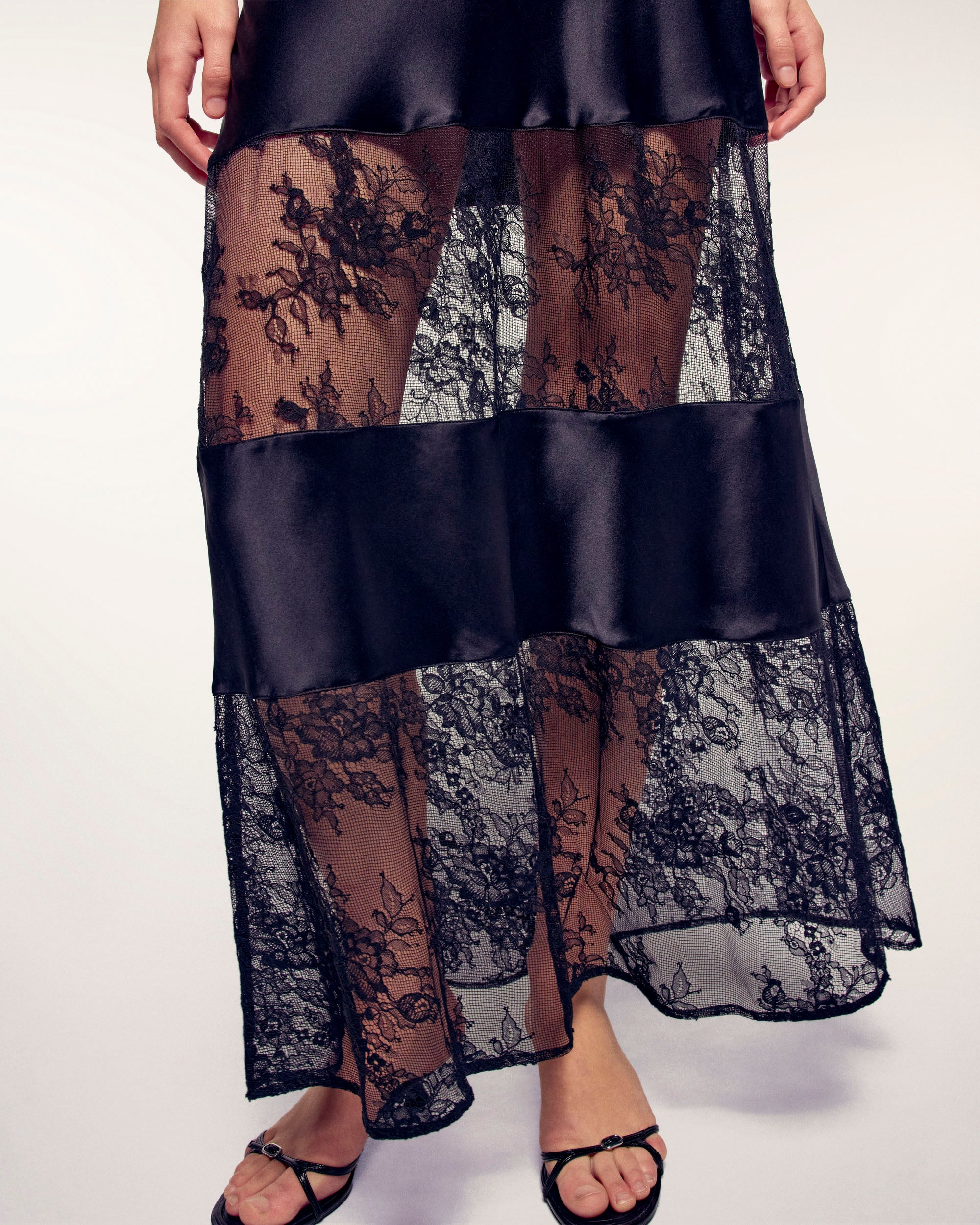 Long Strappy Dress with Lace Cut-outs (S26/ FEMME/ Noir)