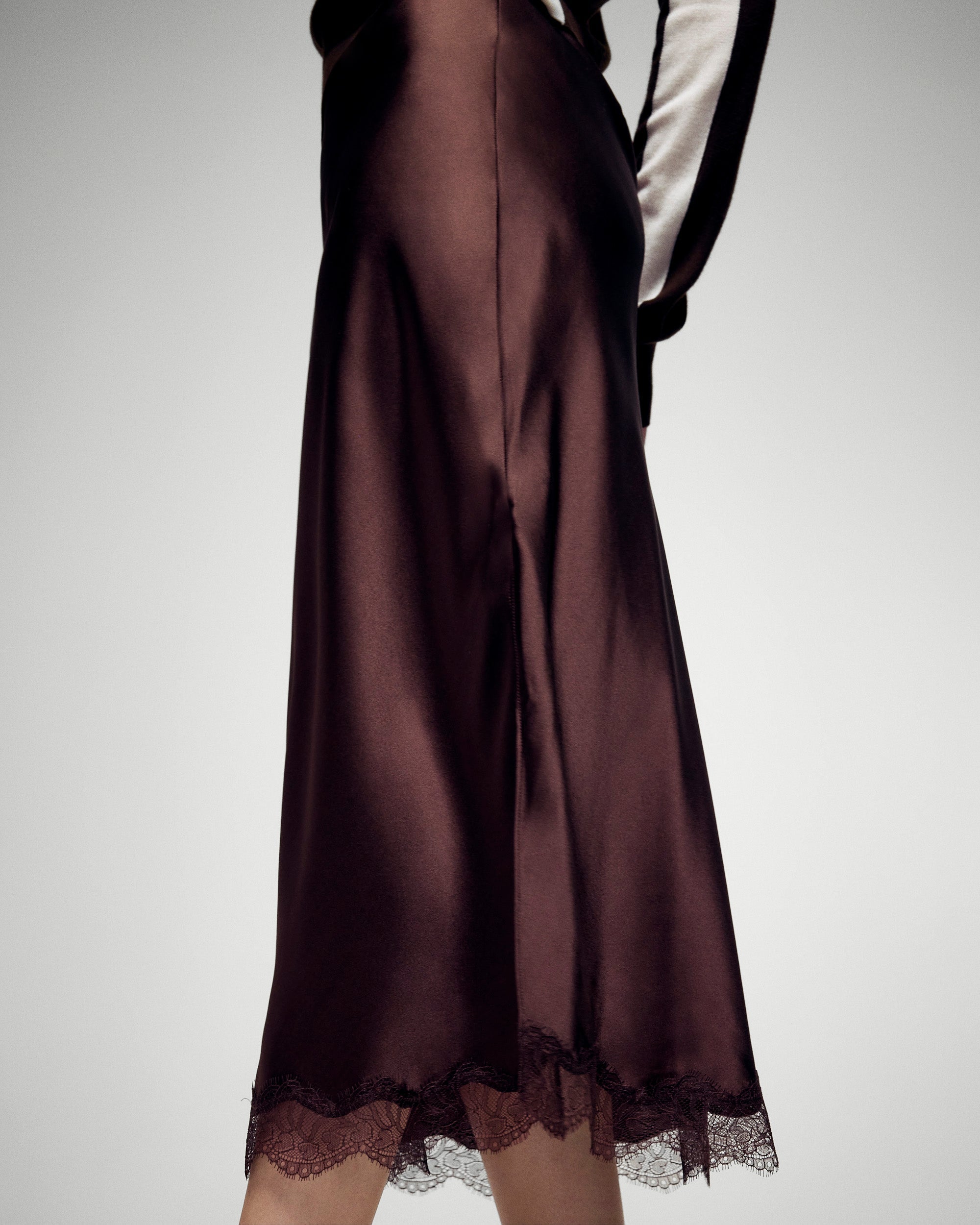 Mid-Length Skirt (H25 / FEMME / Chocolate)