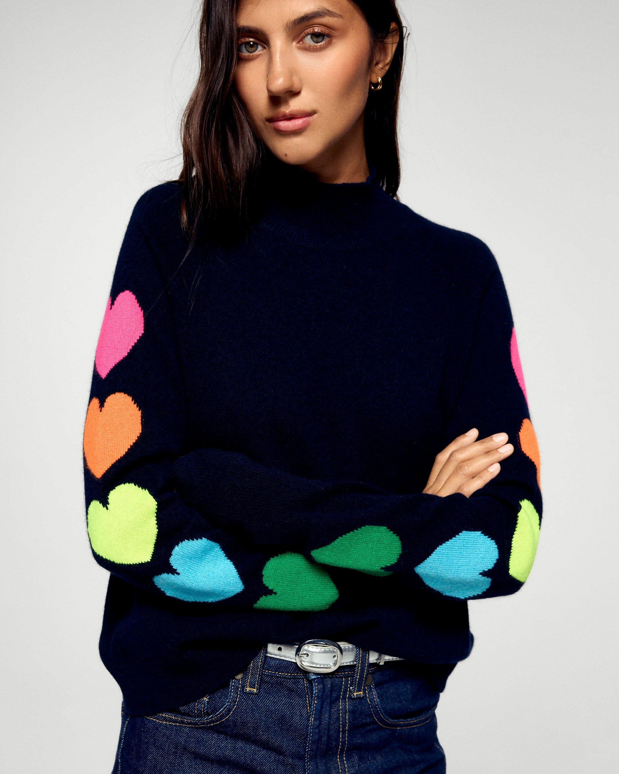 Mock Neck Sweater Multicolored Hearts (H25 / WOMEN / Navy)