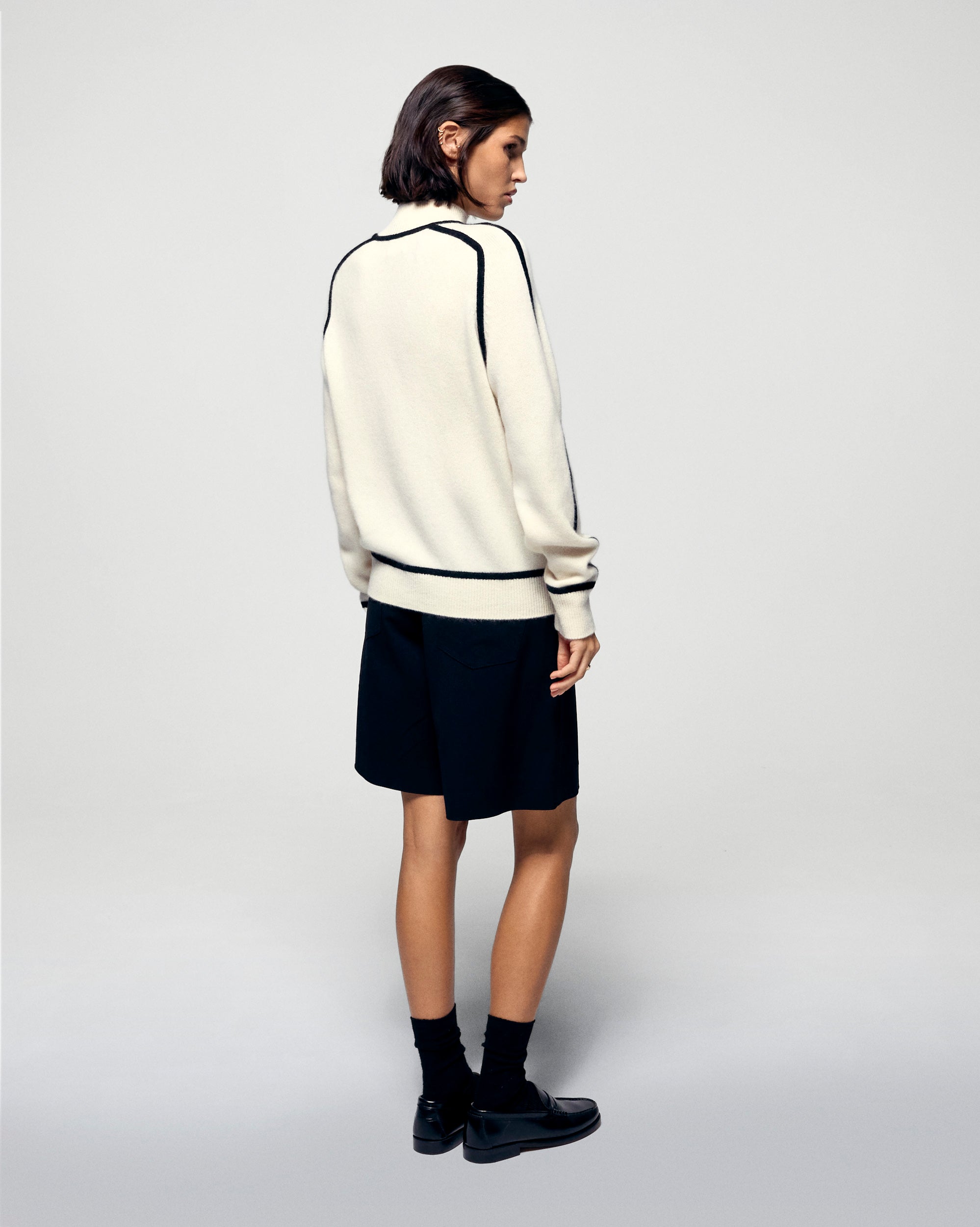Mock-Neck Sweater with Contrast Edges (H25 / FEMME / White)