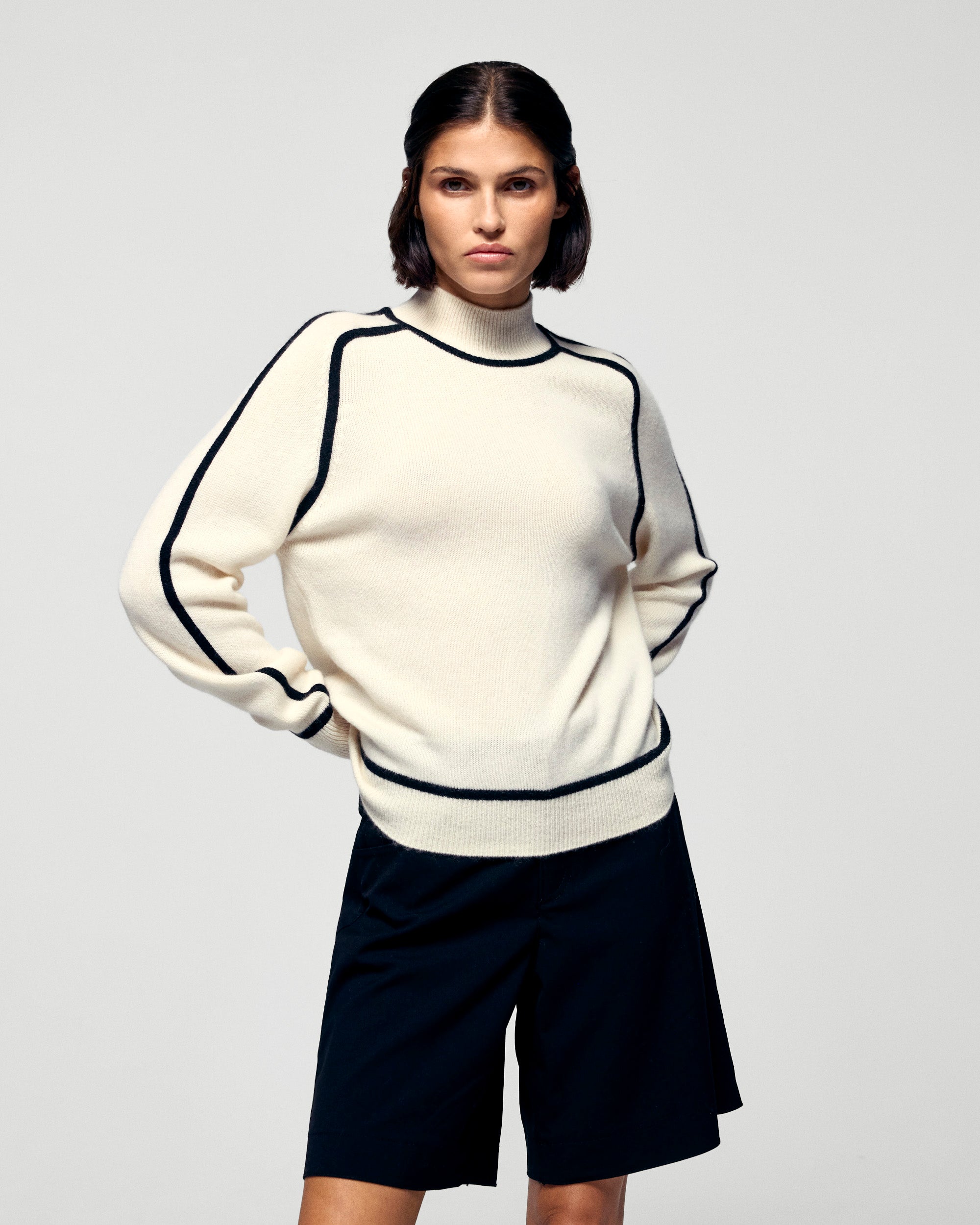 Mock-Neck Sweater with Contrast Edges (H25 / FEMME / White)