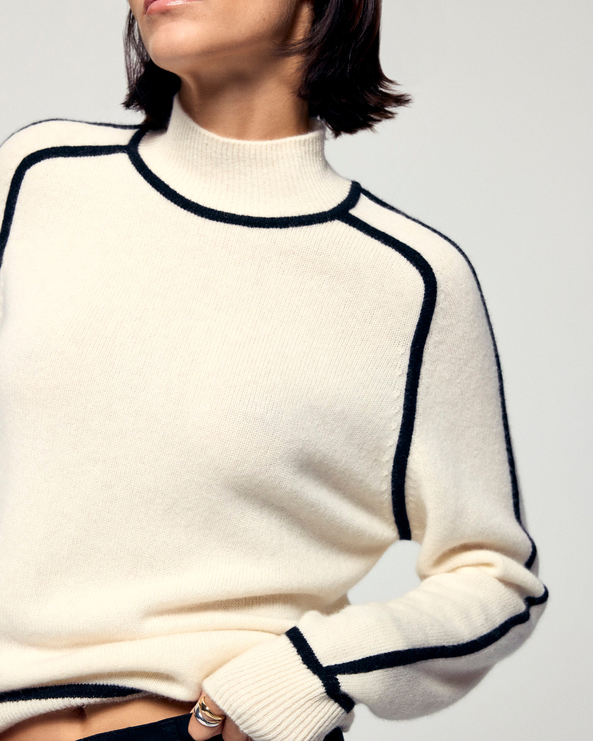 Mock-Neck Sweater with Contrast Edges (H25 / FEMME / White)