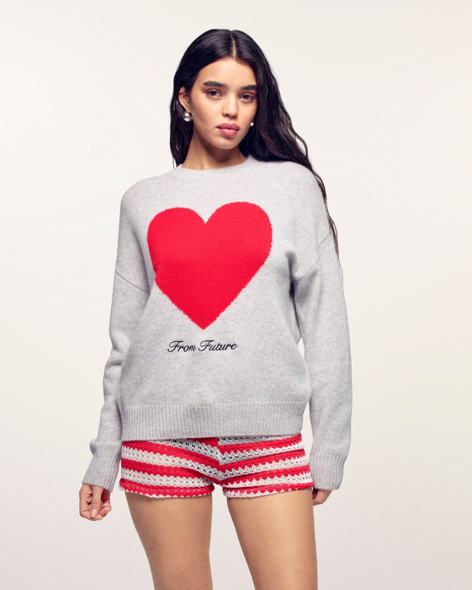 "From Future" Embroidery Heart Crewneck Sweater (S26/ FEMME/ Gris Chiné Clair)
