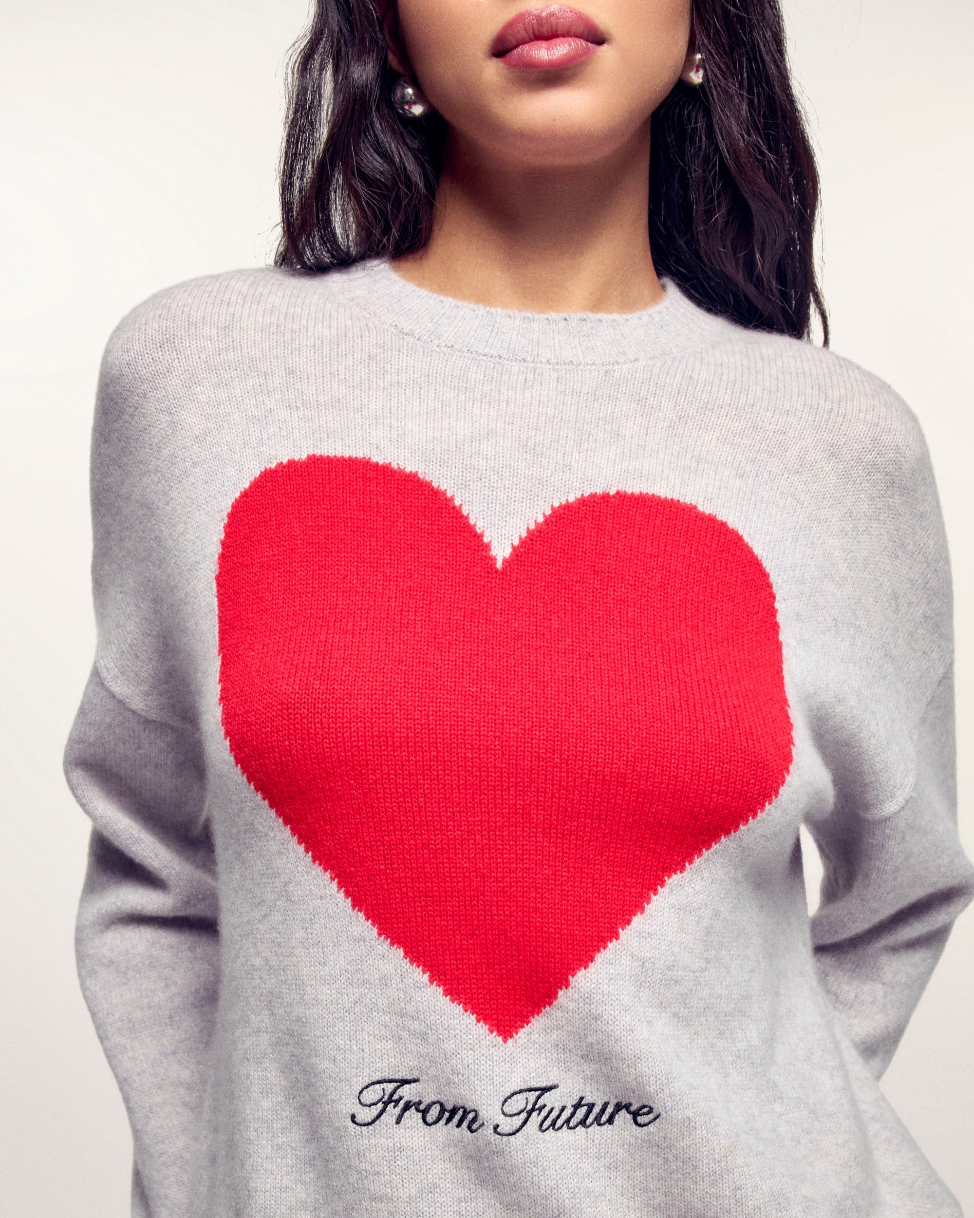 "From Future" Embroidery Heart Crewneck Sweater (S26/ FEMME/ Gris Chiné Clair)