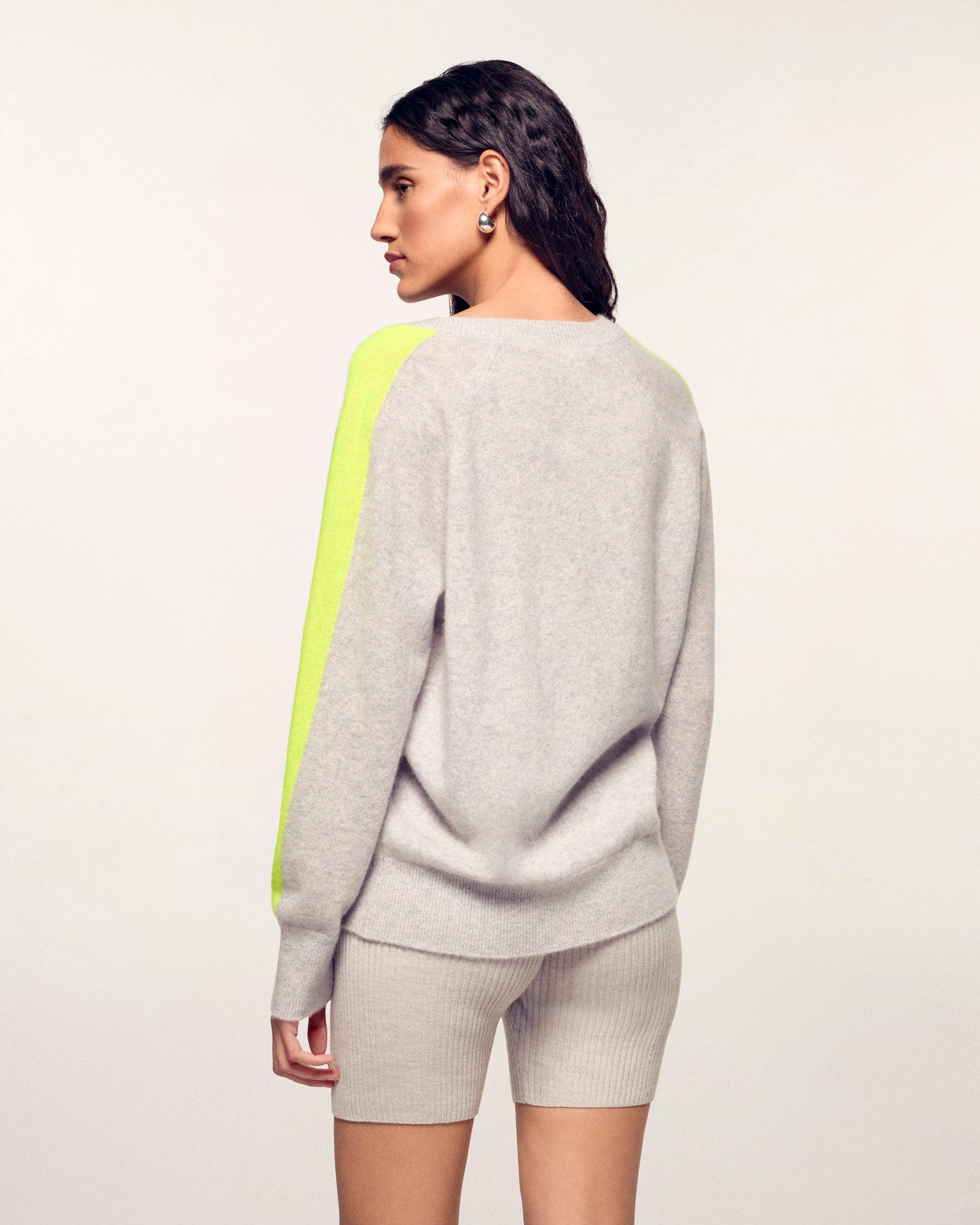 Oversized V-Neck Sweater with Light Sleeves (S25 / WOMEN / Light Heather Gray)
