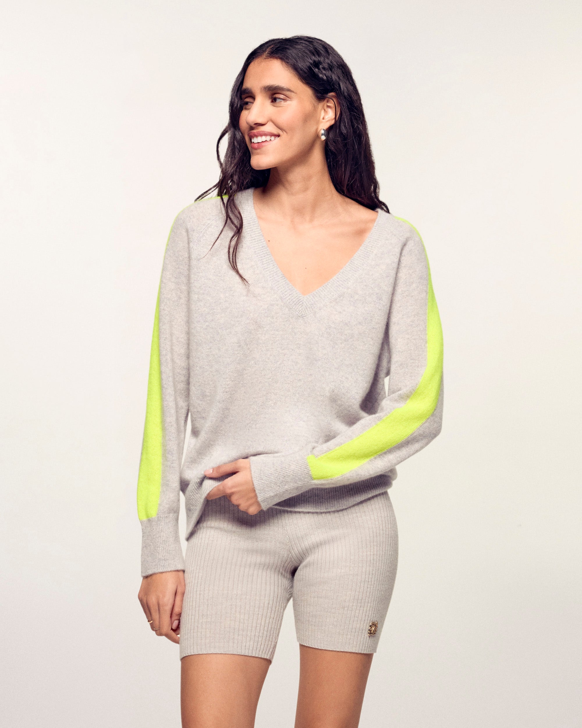 Oversized V-Neck Sweater with Light Sleeves (S25 / WOMEN / Light Heather Gray)