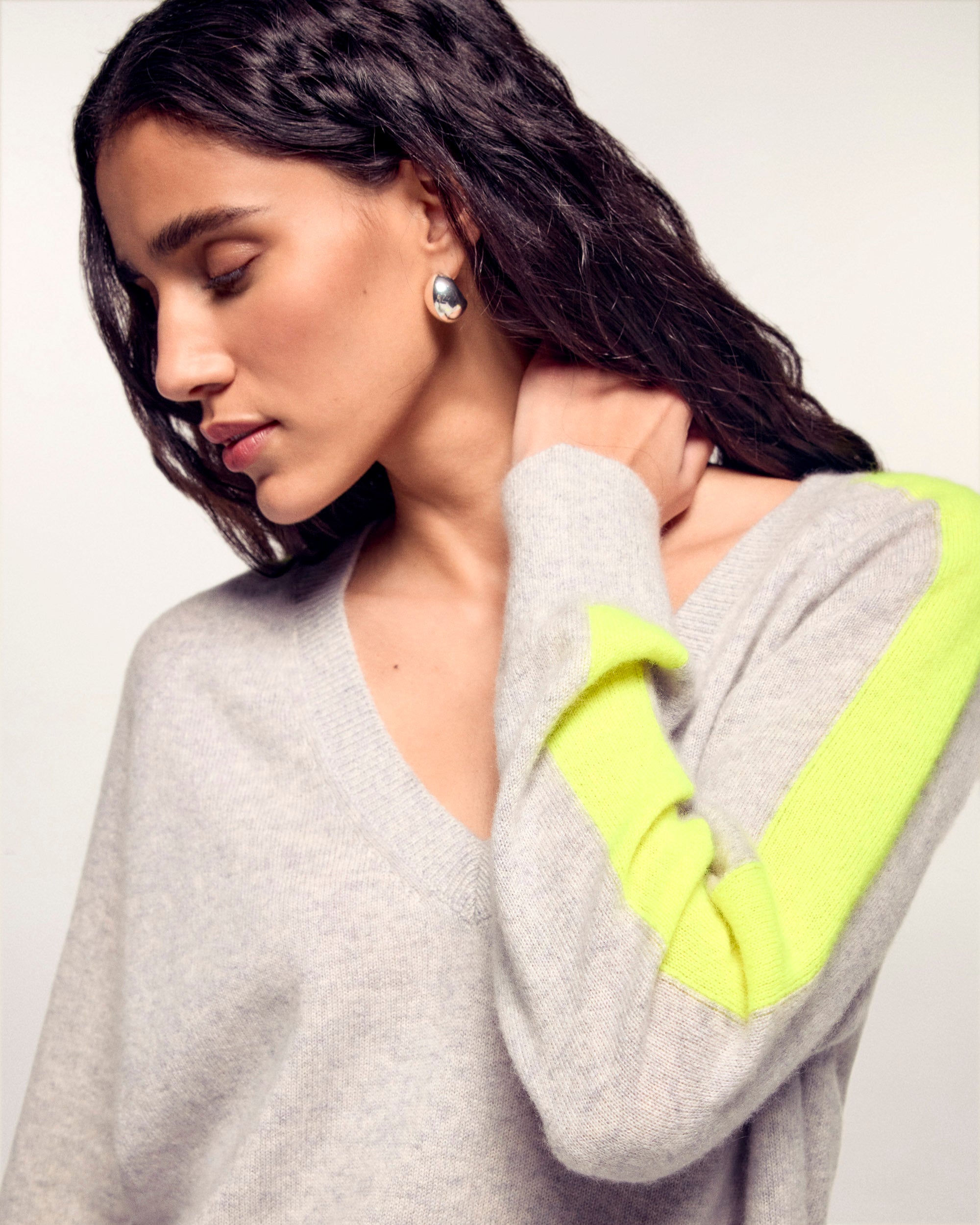 Oversized V-Neck Sweater with Light Sleeves (S25 / WOMEN / Light Heather Gray)